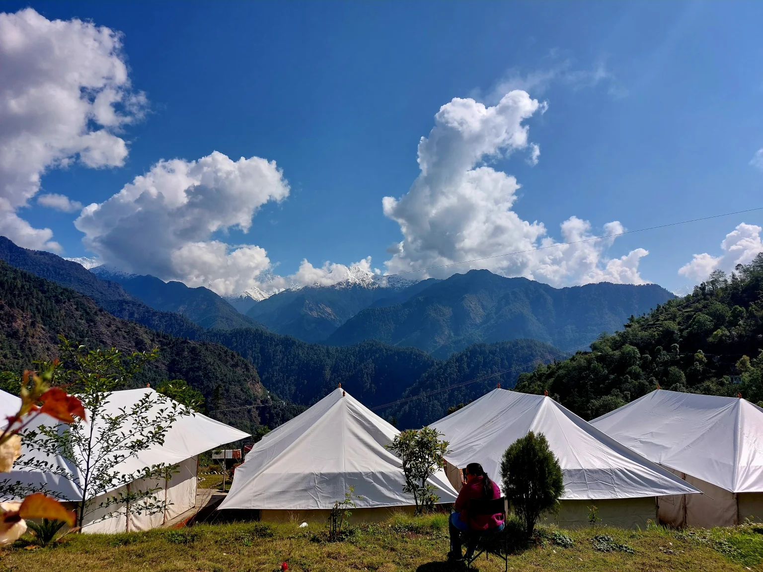 Restaurant with Chaukhamba views at Guptkashi